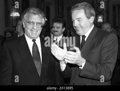 Il Cancelliere federale austriaco Franz Vranitzky (a destra) presenta Rudolf Streicher (a sinistra) come candidato alle elezioni del presidente federale austriaco nel 1991 durante una conferenza stampa tenutasi a Vienna il 15 novembre 1991. - 19911122 PD0003 - Rechteinfo: Diritti gestiti (RM) Foto Stock