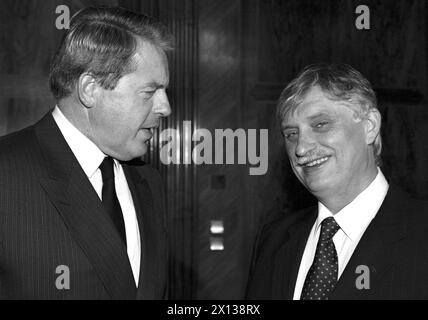 Il Cancelliere federale austriaco Franz Vranitzky (a sinistra) e l'ex ministro degli Esteri ceco Jiri Dienstbier, catturati a Vienna il 22 novembre 1991. - 19911122 PD0004 - Rechteinfo: Diritti gestiti (RM) Foto Stock