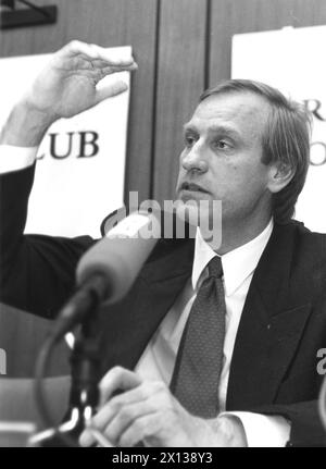 Martin Zumtobel durante la sua presentazione del partito economico WIP il 4 febbraio 1992 al Circolo stampa Concordia di Vienna. - 19920204 PD0002 - Rechteinfo: Diritti gestiti (RM) Foto Stock