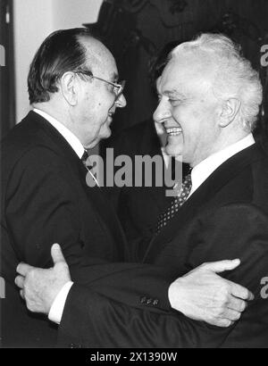 L'ex ministro degli Esteri dell'URSS Eduard Shevardnadze (r), insignito del premio "Lieber Augustin 1992" dalla società viennese del carnevale il 22 febbraio 1992 nel municipio viennese, ringrazia il ministro degli Esteri tedesco Hans-Dietrich Genscher (l) per il suo discorso onorifico. - 19920222 PD0010 - Rechteinfo: Diritti gestiti (RM) Foto Stock