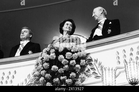 il presidente austriaco Kurt Waldheim (r), il cancelliere Franz Vranitzky (l) e Elisabeth Waldheim (c) il 28 febbraio 1992 al ballo dell'Opera di Vienna. - 19920228 PD0010 - Rechteinfo: Diritti gestiti (RM) Foto Stock