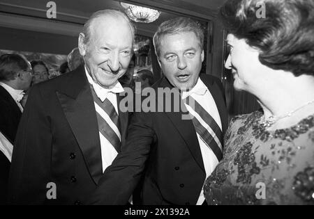 il presidente austriaco Kurt Waldheim, il cancelliere Franz Vranitzky e Elisabeth Waldheim il 28 febbraio 1992 al ballo dell'Opera di Vienna. - 19920228 PD0009 - Rechteinfo: Diritti gestiti (RM) Foto Stock