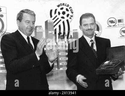 Il 24 marzo 1992 Herbert Prohaska, allenatore di calcio della squadra austriaca, è stato premiato con il "Soccer-Roman 1992". Foto: Il cancelliere federale austriaco Franz Vranitzky (l.) e Herbert Prohaska (r.) durante la cerimonia di premiazione. - 19920324 PD0002 - Rechteinfo: Diritti gestiti (RM) Foto Stock