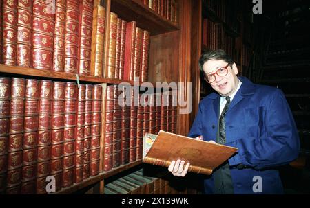 Il ministro delle finanze Ferdinand Lacina è stato per un giorno bibliotecario nella Biblioteca Nazionale austriaca il 14 giugno 1993. Questo era un regalo per il "bookman" Ferdinand Lacina dei membri della SPOE. - 19930114 PD0008 - Rechteinfo: Diritti gestiti (RM) Foto Stock