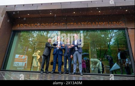 Monaco, Germania. 15 aprile 2024. Markus Blume (r, CSU), ministro aggiunto della scienza e delle arti, e Markus Söder (2° da sinistra, CSU) primo ministro della Baviera, sono simbolicamente presentati con una chiave da Rupert Gebhard (l), direttore della Collezione archeologica di Stato, e Eberhard Schmid, direttore generale dell'ente statale per l'edilizia di Monaco 1, alla riapertura della Collezione archeologica di Stato. Crediti: Peter Kneffel/dpa/Alamy Live News Foto Stock