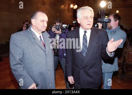 L'ex cancelliere federale Fred Sinowatz e l'ex ministro degli Esteri Leopold Gratz presso il tribunale federale di Viennas, a causa del processo di Noricum del 10 marzo 1993. - 19930310 PD0024 - Rechteinfo: Diritti gestiti (RM) Foto Stock