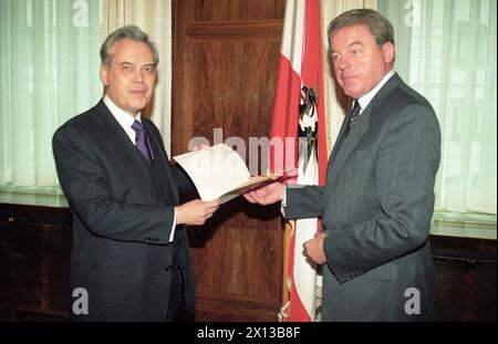 Il Cancelliere federale austriaco Franz Vranitzky consegna il decreto di nomina al nuovo vicepresidente della Corte costituzionale, Karl Piska, il 2 novembre 1993. - 19931102 PD0003 - Rechteinfo: Diritti gestiti (RM) Foto Stock