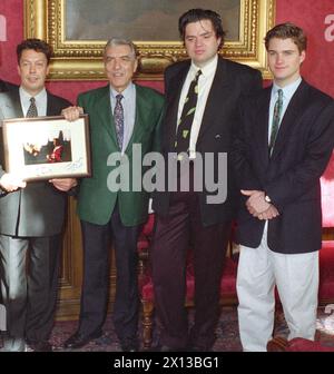 Vienna il 26 gennaio 1994: Il sindaco Helmut Zilk si riunisce con gli attori di "i tre moschettieri" dopo la presentazione del film al cinema Apollo di Vienna. (l-r) Tim Curry (Richelieu), Helmut Zilk, Oliver Platt (Porthos) e Chris o'Donnell (D'Artagnan). - 19940126 PD0010 - Rechteinfo: Diritti gestiti (RM) Foto Stock