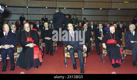 Vienna il 26 gennaio 1994: Evento della Sacra Cathedry in occasione della 27a giornata Mondiale della Pace. (l-r) l'ex presidente federale austriaco Kurt Waldheim, nunzio popolare in Austria Donato Squicciarini, il presidente federale Thomas Klestil, l'arcivescovo Hans Herman Groer e l'ex presidente federale Rudolf Kirchschlaeger. - 19940126 PD0008 - Rechteinfo: Diritti gestiti (RM) Foto Stock