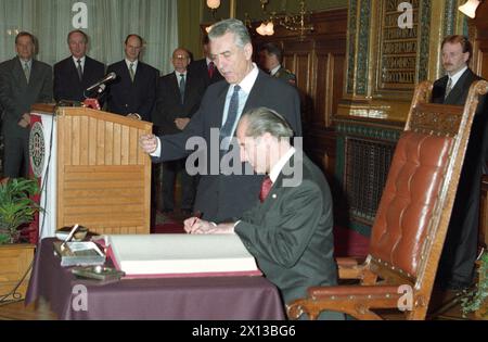 Vienna il 26 gennaio 1994: Il presidente federale austriaco Thomas Klestil firma alla presenza del sindaco Helmut Zilk il Libro d'oro di Vienna. - 19940126 PD0013 - Rechteinfo: Diritti gestiti (RM) Foto Stock