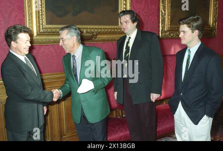 Vienna il 26 gennaio 1994: Il sindaco Helmut Zilk si riunisce con gli attori di "i tre moschettieri" dopo la presentazione del film al cinema Apollo di Vienna. (l-r) Tim Curry (Richelieu), Helmut Zilk, Oliver Platt (Porthos) e Chris o'Donnell (D'Artagnan). - 19940126 PD0009 - Rechteinfo: Diritti gestiti (RM) Foto Stock