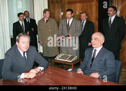 Vienna il 4 febbraio 1992: Incontro tra il Cancelliere federale austriaco Franz Vranitzky (l.) e il re Ussein di Giordania. Re Hussein prometteva di essere dopo un trattato di pace tra Giordania e Israele. - 19940204 PD0006 - Rechteinfo: Diritti gestiti (RM) Foto Stock