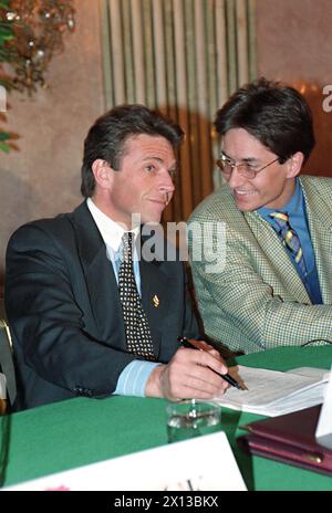 Vienna il 21 febbraio 1994: Vivace discussione tra i partiti austriaci sull'adesione all'UE. Nella foto: Joerg Haider (l.) e Karl-Heinz Grasser del Partito della libertà d'Austria (FPOE). - 19940221 PD0005 - Rechteinfo: Diritti gestiti (RM) Foto Stock