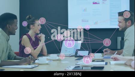 Immagine di una rete di connessioni e icone sugli operatori aziendali in ufficio Foto Stock