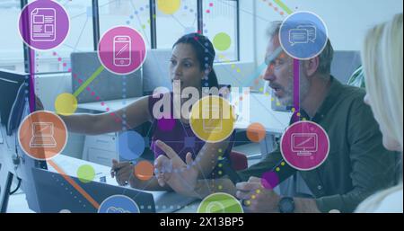 Colleghi di lavoro che lavorano insieme in un ufficio Foto Stock