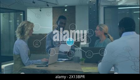 Immagine di una rete di connessioni e icone sugli operatori aziendali in ufficio Foto Stock