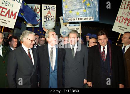 Vienna il 2 marzo 1994: Dopo aver portato a termine con successo i negoziati di adesione all'UE, la squadra austriaca si arrabbia a Vienna. Nella foto: (l-r) il vice cancelliere Erhard Busek, il ministro degli Esteri Alois Mock, il cancelliere federale Franz Vranitzky e il ministro del traffico Viktor Klima. - 19940302 PD0029 - Rechteinfo: Diritti gestiti (RM) Foto Stock