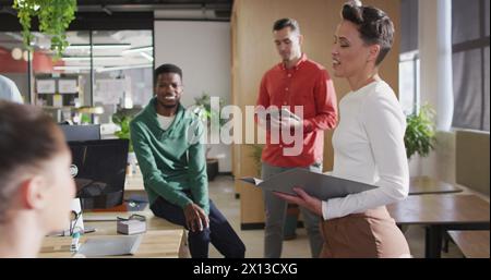 Immagine di grafici, barre di carico e cerchi, vari colleghi che battono dopo aver raggiunto gli obiettivi Foto Stock