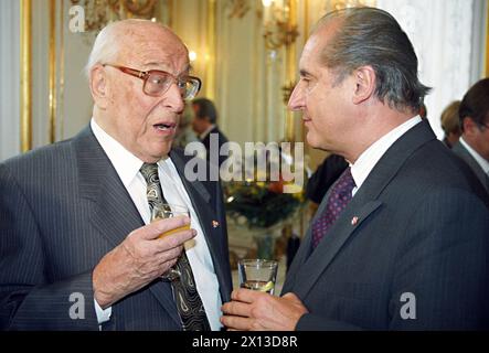 Vienna il 14 giugno 1994: Funzione festiva a Univ.-Prof. DDR. h.c. mult. Karl Fellinger sta per festeggiare il 90esimo compleanno. Nella foto: L'internista austriaco Karl Fellinger (l.) con il presidente federale Thomas Klestil (r.) - 19940614 PD0004 - Rechteinfo: Rights Managed (RM) Foto Stock