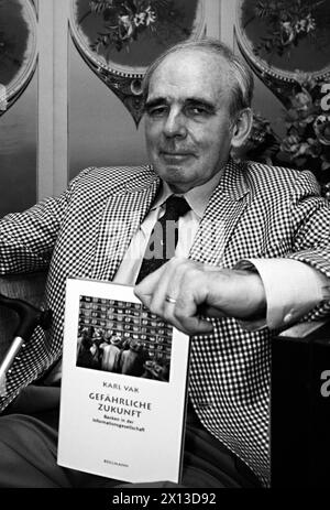Vienna il 14 giugno 1994: Karl Vak (foto), direttore generale di lunga data della Zentralsparkasse (Bank Austria), ha presentato il suo ultimo libro "Dangerous Future - Banks in Today's Information Society". - 19940614 PD0001 - Rechteinfo: Diritti gestiti (RM) Foto Stock