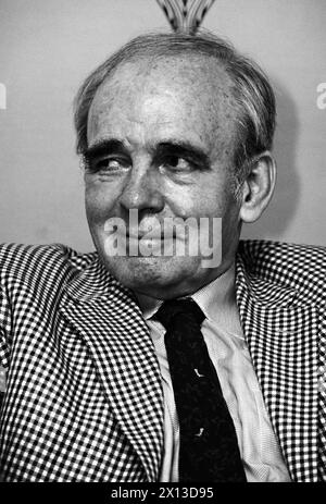 Vienna il 14 giugno 1994: Karl Vak (foto), direttore generale di lunga data della Zentralsparkasse (Bank Austria), ha presentato il suo ultimo libro "Dangerous Future - Banks in Today's Information Society". - 19940614 PD0002 - Rechteinfo: Diritti gestiti (RM) Foto Stock
