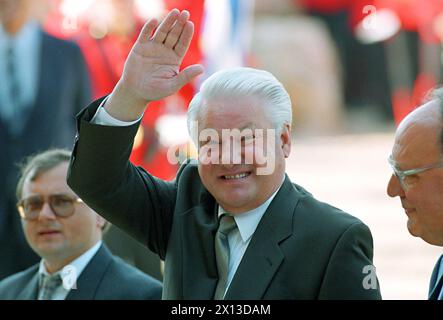 Korfu il 24 giugno 1994: La Russia e l'Unione europea hanno firmato un trattato di cooperazione nel contesto del Vertice UE. Nella foto: il presidente russo Boris Jelzin intres St. Georg's Cathedral. - 19940624 PD0030 - Rechteinfo: Diritti gestiti (RM) Foto Stock