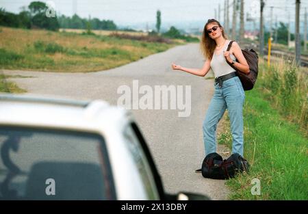 Una giovane donna sta facendo autostop, catturata il 28 giugno 1994. - 19940628 PD0006 - Rechteinfo: Diritti gestiti (RM) Foto Stock