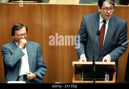 Il ministro austriaco dell'economia Wolfgang Schuessel (sinistra) e il ministro delle finanze Ferdinand Lacina, durante una conferenza al parlamento a Vienna il 12 luglio 1994. - 19940712 PD0003 - Rechteinfo: Diritti gestiti (RM) Foto Stock