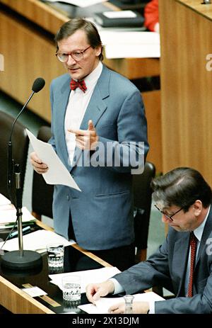 Il ministro austriaco dell'economia Wolfgang Schuessel (sinistra) e il ministro delle finanze Ferdinand Lacina, durante una conferenza al parlamento a Vienna il 12 luglio 1994. - 19940712 PD0001 - Rechteinfo: Diritti gestiti (RM) Foto Stock