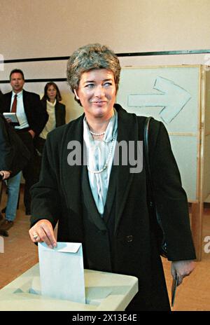 Vienna il 9 ottobre 1994: Heide Schmidt, portavoce federale del Forum Liberale austriaco, lancia il suo voto. - 19941009 PD0007 - Rechteinfo: Diritti gestiti (RM) Foto Stock