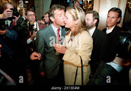 Vienna il 9 ottobre 1994: Il grande vincitore delle elezioni parlamentari di oggi è stato il presidente DELLA FPOE Joerg Haider, nella foto con la moglie Claudia all'Hotel Intercont. - 19941009 PD0013 - Rechteinfo: Diritti gestiti (RM) Foto Stock