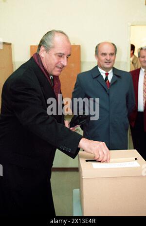 Vienna il 9 ottobre 1994: Il presidente federale austriaco Thomas Klestil lancia il suo voto. - 19941009 PD0016 - Rechteinfo: Diritti gestiti (RM) Foto Stock