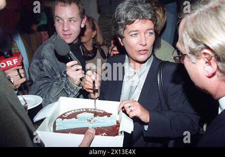 Vienna il 9 ottobre 1994: Heide Schmidt, portavoce federale del Forum Liberale austriaco, taglia una torta al partito elettorale. - 19941009 PD0019 - Rechteinfo: Diritti gestiti (RM) Foto Stock