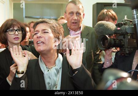 Vienna il 9 ottobre 1994: Heide Schmidt, portavoce federale del Forum liberale austriaco, al centro del partito dopo la prima previsione informatica. - 19941009 PD0029 - Rechteinfo: Diritti gestiti (RM) Foto Stock