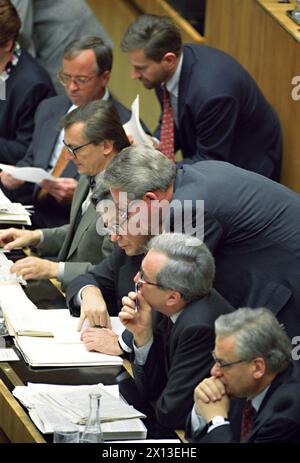 Dichiarazione del governo al parlamento austriaco a Vienna, 30 novembre 1994. (Da sinistra) il vice Cancelliere Erhard Busek, il segretario del forgein Alois Mock, il cancelliere federale Franz Vranitzky, il segretario delle finanze Ferdinand Lacina e il ministro dell'economia Wolfgang Schuessel, il ministro Wilhelm Molterer e il ministro della difesa Werner Fasslabend. - 19941130 PD0021 - Rechteinfo: Diritti gestiti (RM) Foto Stock