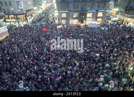 Vienna l'11 febbraio 1995: Un raduno, dedicato alle vittime di un attacco terroristico razzista contro i rom a Oberwart, Burgenland, si è svolto presso il memoriale delle vittime naziste nello Stadtpark di Vienna. - 19950207 PD0007 - Rechteinfo: Diritti gestiti (RM) Foto Stock