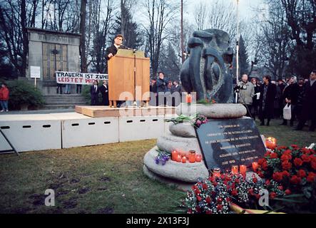 Vienna l'11 febbraio 1995: Un raduno, dedicato alle vittime di un attacco terroristico razzista contro i rom a Oberwart, Burgenland, si è svolto presso il memoriale delle vittime naziste nello Stadtpark di Vienna. Nella foto: Gerhard Jellasitz, vice governatore del Burgenland, dà un indirizzo. - 19950211 PD0014 - Rechteinfo: Diritti gestiti (RM) Foto Stock