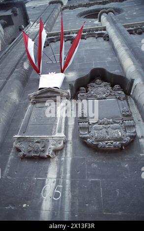 Vienna il 15 febbraio 1995: Il segno segreto del gruppo di resistenza '05' che ha combattuto contro il regime nazista durante la seconda guerra mondiale, può essere visto sotto una tavola commemorativa a St. Cattedrale di Stephan. - 19950215 PD0005 - Rechteinfo: Diritti gestiti (RM) Foto Stock