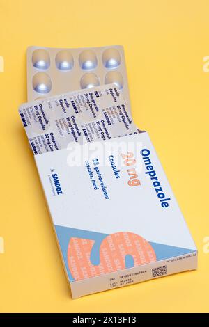 Scatola da 28 compresse di Omeprazolo 20mg per il trattamento di indigestione e bruciore di stomaco da Sandoz Foto Stock