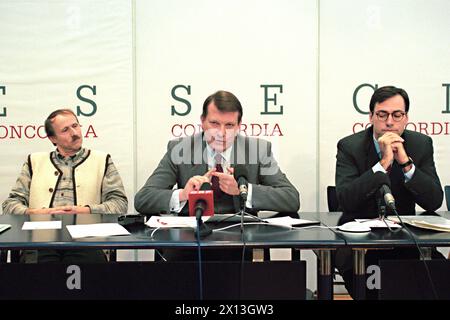 Il ministro delle finanze Andreas Staribacher autorizza il pagamento di 5,3 milioni di Schillings per gli aiuti agricoli il 10 novembre 1995. Immagine (l.-r.): L'agricoltore e Tauernlamm GenmbH - Amministratore delegato Robert Zehetner, Presidente Peter Kostelka (Partito socialdemocratico) e Ministro delle finanze Andreas Staribacher (Partito socialdemocratico). - 19951110 PD0011 - Rechteinfo: Diritti gestiti (RM) Foto Stock