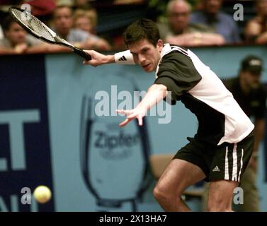 Il tennista Tim Henman (GB) in azione durante la partita contro Roger Federer (sui) al CA Tennis Trophy di Vienna il 14 ottobre 2000. - 20001014 PD0042 - Rechteinfo: Diritti gestiti (RM) Foto Stock