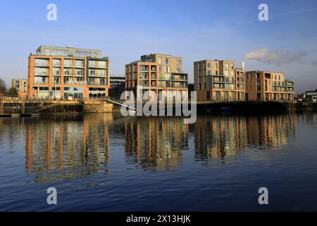 Alloggi sul fiume Trent, centro città di Nottingham, Nottinghamshire, Inghilterra, Regno Unito Foto Stock