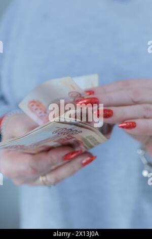 Mani femminili che tengono banconote di carta in rubli russi Foto Stock