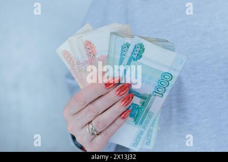 Mani femminili che tengono banconote di carta in rubli russi Foto Stock