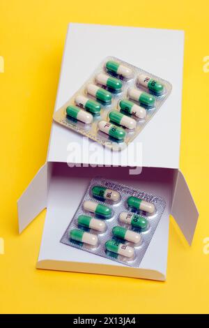 Scatola da 18 20 mg capsule di fluoxetina su sfondo giallo Foto Stock