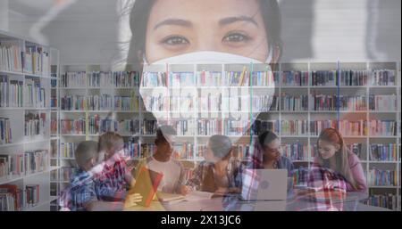 Immagine di donna asiatica in maschera per la protezione contro il coronavirus Covid 19 sopra gruppo multietnico di Foto Stock