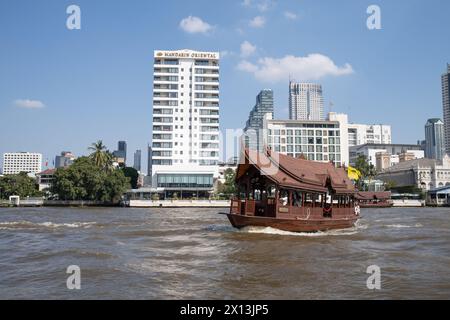 Traghetto passeggeri dell'Oriental Hotel sul fiume Chao Phraya di fronte al Mandarin Oriental Hotel a Bangkok, Thailandia Foto Stock