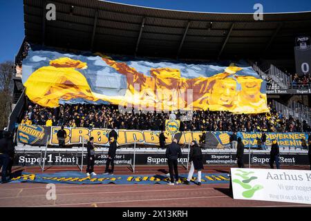 14 aprile 2024, Aarhus, Danimarca. I tifosi di Brøndby durante la partita di Superliga tra AGF e Brøndby IF al Ceres Park di Aarhus domenica 14 aprile 2024. (Foto: Bo Amstrup/Ritzau Scanpix) credito: Ritzau/Alamy Live News Foto Stock