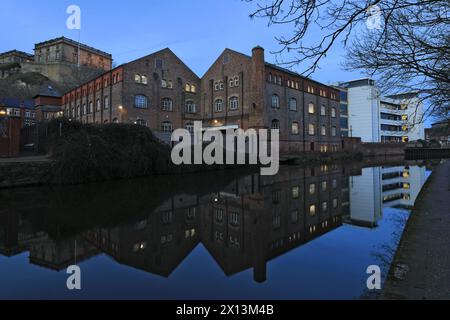 Edifici lungo il canale di Nottingham e Beeston, Castle Wharf, zona Waterfront della città di Nottingham, Nottinghamshire, Inghilterra, Regno Unito Foto Stock