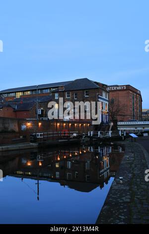 Edifici lungo il canale di Nottingham e Beeston, Castle Wharf, zona Waterfront della città di Nottingham, Nottinghamshire, Inghilterra, Regno Unito Foto Stock